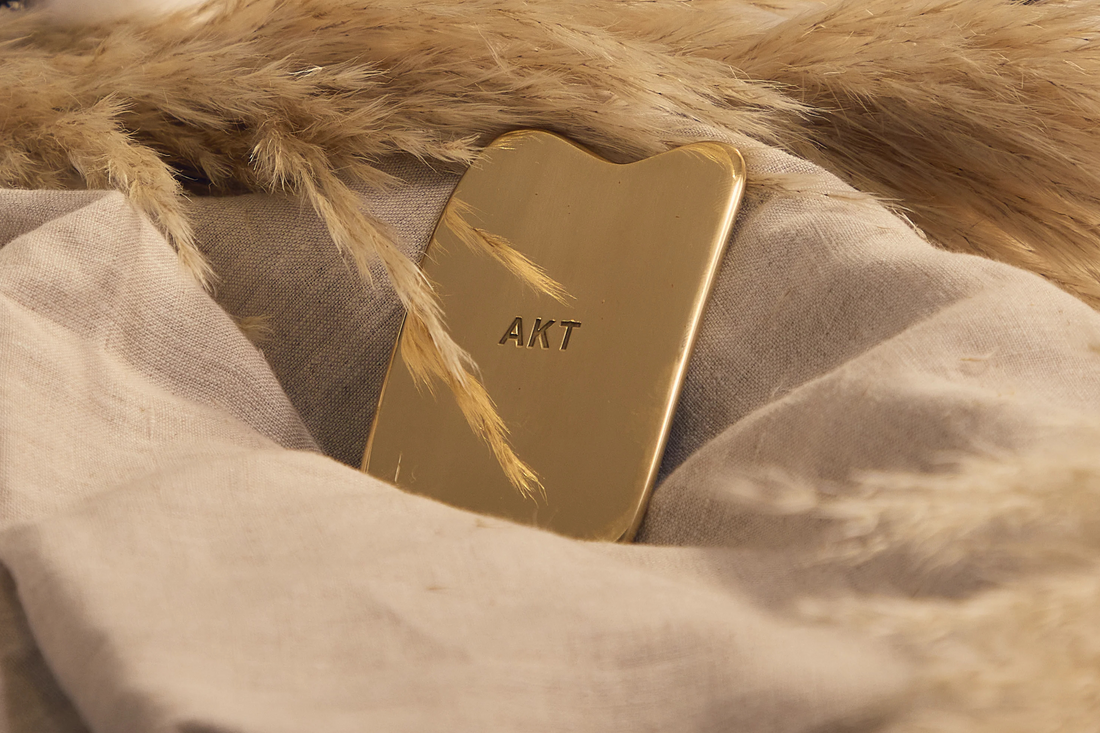 THE APPLICATOR — A SELF-CARE TOOL